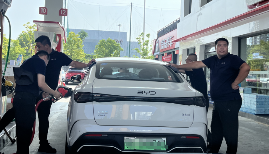 到惊人的191L100KM亏电油耗！龙8游戏进入比亚迪实测油耗遇堵车却拿(图5)