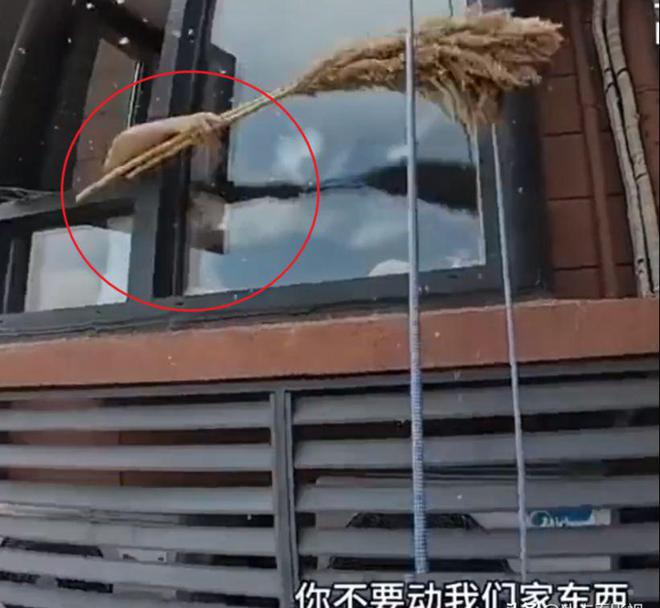 业主自修却遭质疑真相曝光！龙8国际唯一高层空调漏水(图1)